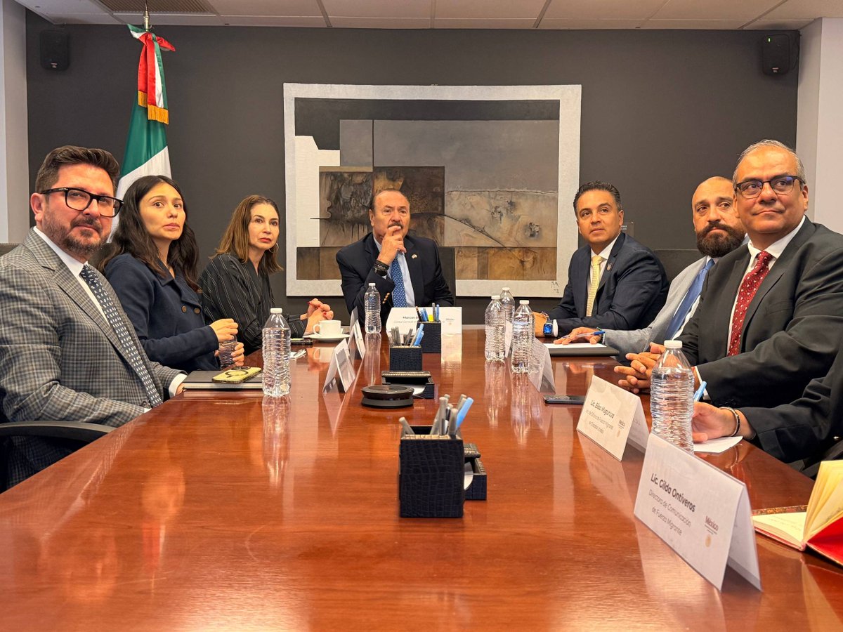 SEGOB_Queretaro's tweet photo. Respalda #Querétaro a su comunidad migrante en colaboración con el Consulado General de México en Nueva York 🤝

Con el objetivo de reforzar la presencia del estado de Querétaro en Nueva York, el secretario de Gobierno, @Eric_gudino, sostuvo una reunión de trabajo con el Cónsul General de México en Nueva York, Marcos Augusto Bucio Mujica.

Ahí, resaltó que este encuentro busca fortalecer la relación binacional y la cooperación para el impulso de acciones conjuntas que generen nuevas oportunidades de colaboración para la entidad y el estado norteamericano, con relación a la comunidad de migrantes queretanos en aquel país. Además de temas de protección a personas migrantes, reforzando los mecanismos de atención, así como de comercio y turismo. 

Lo acompañaron el coordinador de Atención Ciudadana, Luis Gonzalez Zepeda; el presidente de la asociación Migrantes Unidos en Caravana A.C., Juan Fernando Rocha Mier, así como integrantes de la organización @FuerzaMigrante.
#AquíContigo