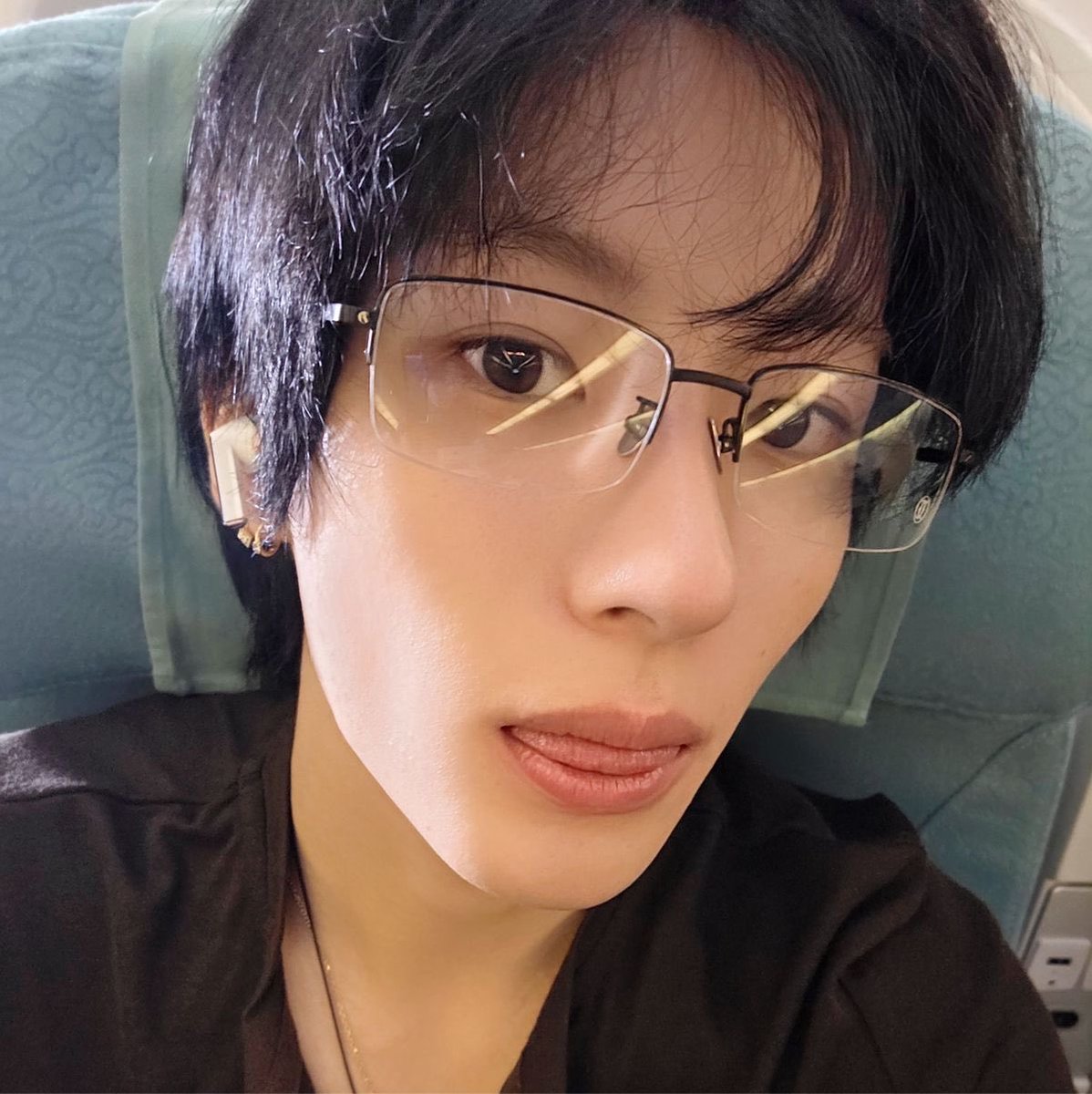 asbaguette's tweet photo. อยากวิ่งแลกหมาเด็กใส่แว่นว่ะ https://t.co/xOLUGLCxlJ