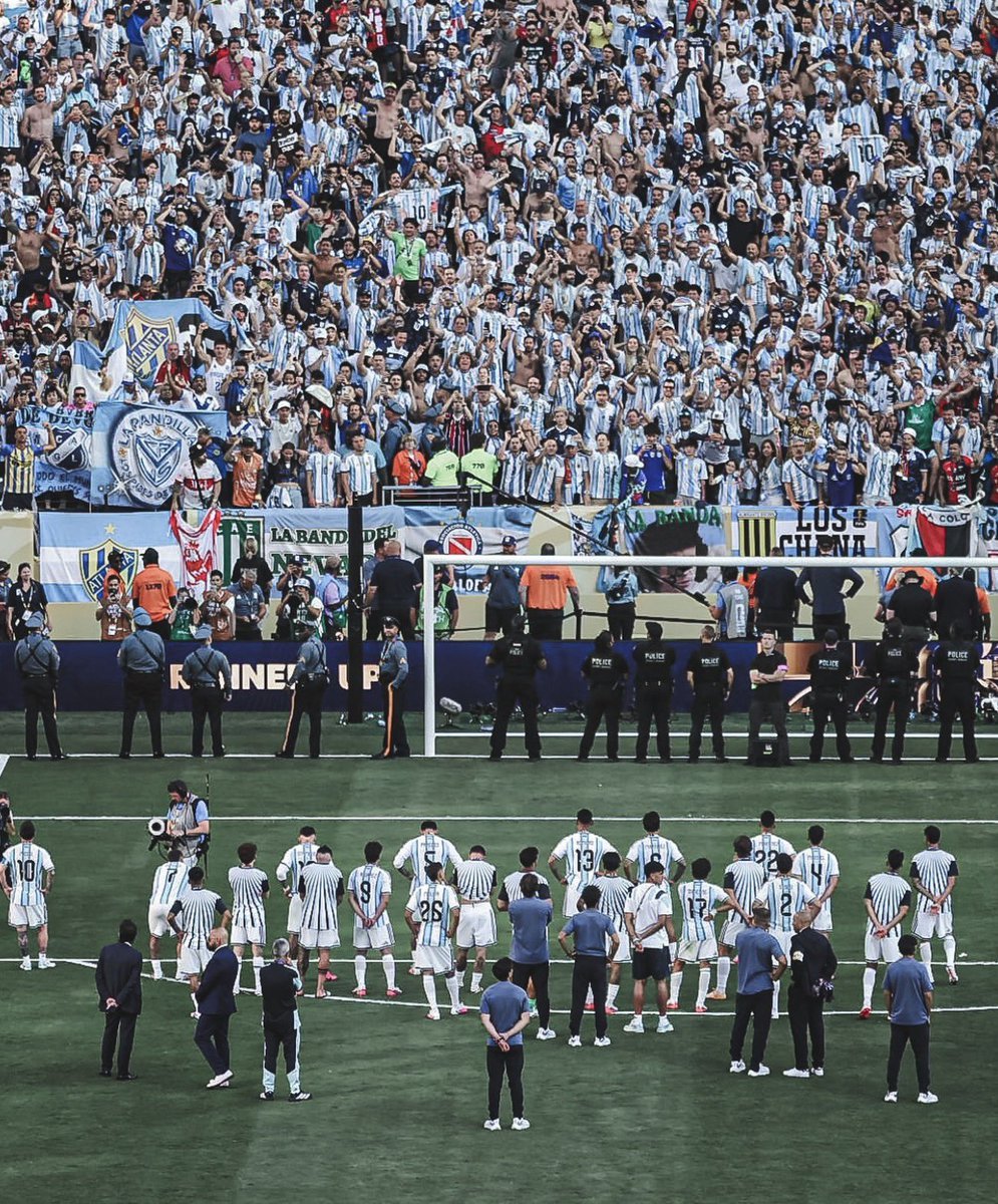 albiceleste_id's tweet photo. SEPAK BOLA AKAN SELALU MENARIK DENGAN BUMBU-BUMBUNYA, KONTROVERSINYA, EMOSINYA DLL

REKAP PERJALANAN TIMNAS ARGENTINA DI PIALA DUNIA 2026

Matchday 1 Vs Algeria
Sangat menikmati, Messi Hattrick. Bulan Madu Piala Dunia dimulai. 😁

Matchday 2 Vs Austria
Sengit, Messi gagal penalti tapi happynya ga kurang sama sekali. 

Matchday 3 Vs Jordan
Lapis kedua, Lo Celso Menggila dan akhir dari fase grup yang indah dengan gol freekick Messi. 

32 Besar
Vs Cape Verde
Awal keajaiban-keajaiban. 
Bukan match mudah 120 menit dan hiburan yang mendebarkan. 

16 Besar
Vs Mesir
Tampak kalah semangat, dan hampir putus asa, tapi bak roller coster dan menang dramatis. Deg-degannya super kerasa. 

8 Besar
Vs Swiss
Partai Berat, Alot, dan lagi-lagi fans Argentina dibuat untuk tidak lelah untuk percaya pada tim ini. 

4 Besar
Vs Inggris
Pasrah dan ikhlas pulang,
Keajaiban datang dan memukul mundur "orgasme" banyak orang.
Mengapa?? 
Tuchel datang diremehkan banyak orang. 
Tetiba ngebawa Inggris sampe semi final. 
Dan ketika harapan itu didepan mata, dapat hadiah dari Enzo dan Lautaro. 
Mental Argentina berbicara tapi banyak yang DENIAL. 

😁😁

FINAL
VS SPANYOL
Argentina vs Everybody 😁😁
Fans Spanyol, Prancis, Portugal, INGGRIS dkk

Seluruh Dunia berharap Argentina kalah. 

Hasilnya??? 
Spanyol menggila dan Argentina kehilangan arah di final. 
ANTI KLIMAKS

Sebagai Fans Argentina
sedih? JELAS, kecewa? JELAS. 

Tapi Spanyol memang superior di malam itu. 

Persetan dengan teori konspirasi dll. 
HANYA ALAT ENGAGEMENT mereka yang cari IMPRESI

😁😁😁

DIRTY FOOTBALL 
adalah hal biasa dalam sepak bola. 
Bagian dari taktik atau respon pemain di lapangan. 

Lepas kontrol juga adalah hal yang wajar bagi seorang pemain bola. Apalagi dengan tensi pertandingan terutama FINAL PIALA DUNIA. 

Apapun kalah dalam final adalah merasa jadi PECUNDANG. 

MOLINA, PAREDES, OTAMENDI, ENZO BAHKAN AYALA adalah wajah sepak bola Argentina yang menggebu. 

SALAH? IYA, TAPI SUDAH JADI CULTURE ASLINYA. 

Ketika mereka selesai pertandingan mereka semua mengaku salah dan semua hal itu terjadi karena tensi, pride dll yang kadang bisa bikin akal sehat hilang. 

Ga usah judgment macem-macem kita sudah sering melihat pemain-pemain top hilang control dan itu wajar, bagian dari sepak bola. 

Dewa Bola seperti MARADONA ZIDANE dan pemain-pemain top pernah melakukannya. 

CANTONA, ROONEY, PEPE, dan banyak lagi pemain yang lepas kontrol emosi pernah menghiasi headline sepak bola. 

BUKAN SEBUAH PEMBENARAN, TAPI HANYA MENGINGATKAN SEPAK BOLA MENARIK ITU KARENA BANYAK BUMBU-BUMBUNYA, KONTROVERSINYA DLL. 

SEKIAN 😁😁
