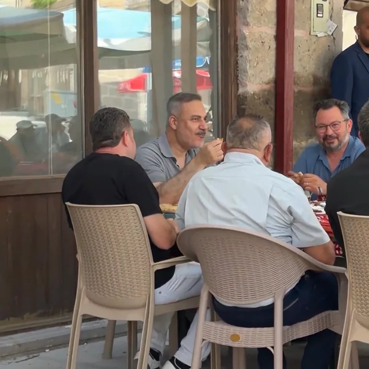 ozgurozkurt_16's tweet photo. Kahvehanede dünya düzenini çözmüş dayılar diye dalga geçeni görürseniz bu fotoğrafı kafalarına vurun.

Dayıların bir bildiği var... https://t.co/Ldk67OXcid