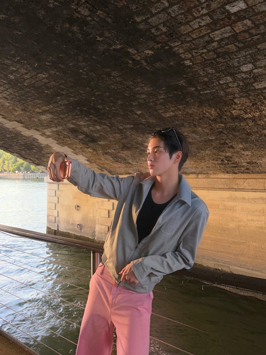 noyaxy's tweet photo. 건호랑 여행가면 난 누워있을동안 열심히 돌아다니면서 셀카찍으실듯 https://t.co/wK2zyhFyXE