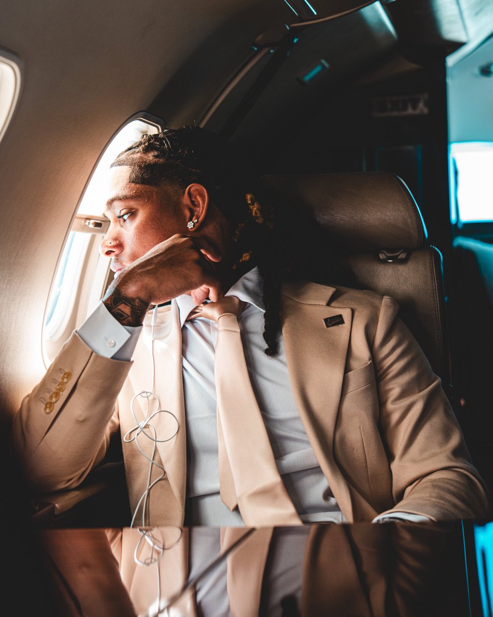 HailStateFB's tweet photo. Business Trip 💼 https://t.co/vAsB5ePdNd