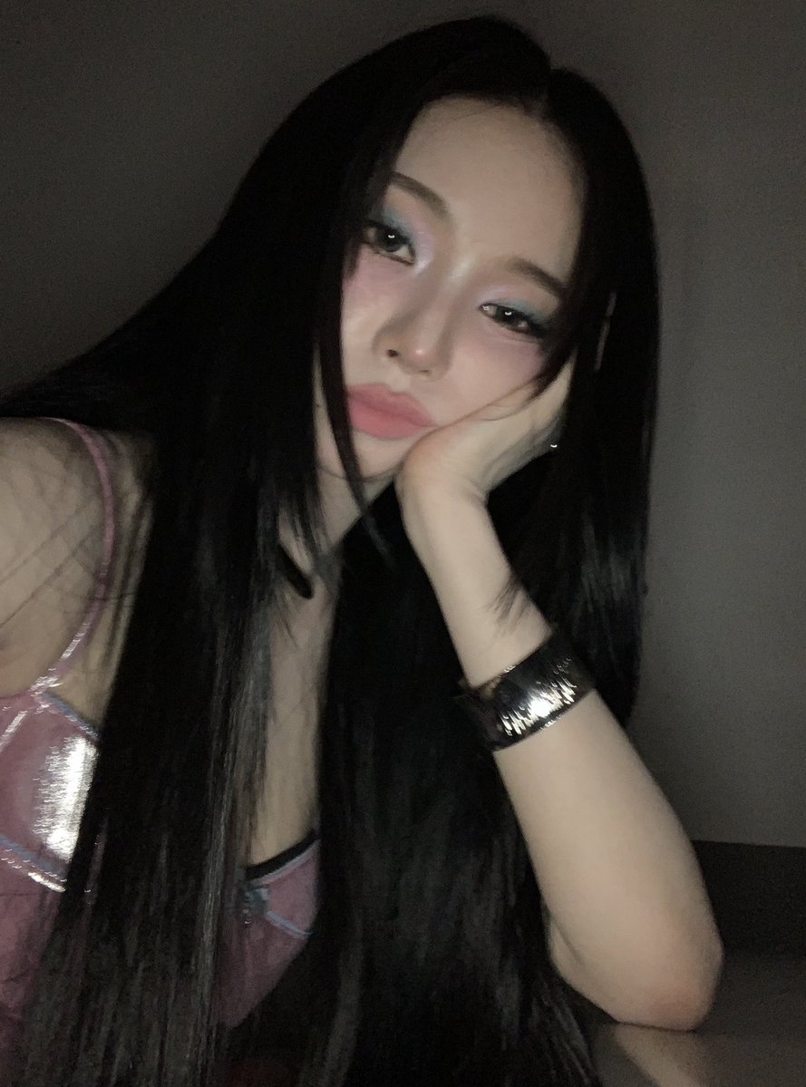 ujiminphoria's tweet photo. MYGOD KARINA IS SO FINE https://t.co/12dZflrUNf