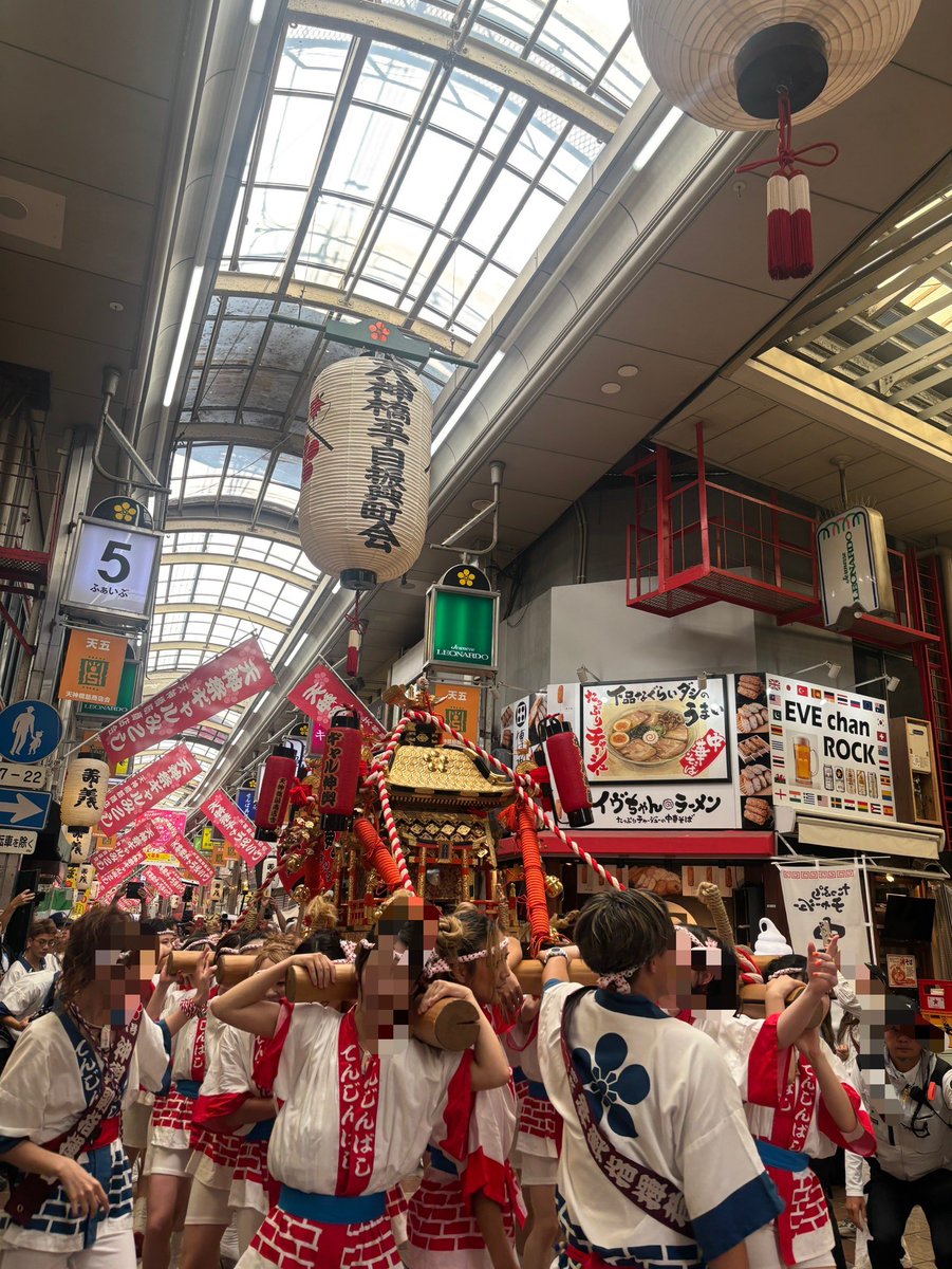 lalasio's tweet photo. 今月の天六ツアーで春駒の寿司に来たら専用待合室が出来ててびっくり
明日から天神祭、何十年ぶりかにギャル神輿が見れてワッショイワッショイすごい迫力🙌御羽車講も一緒に
商店街の中は暑くなくて良かった〜 https://t.co/ORIajMRznN