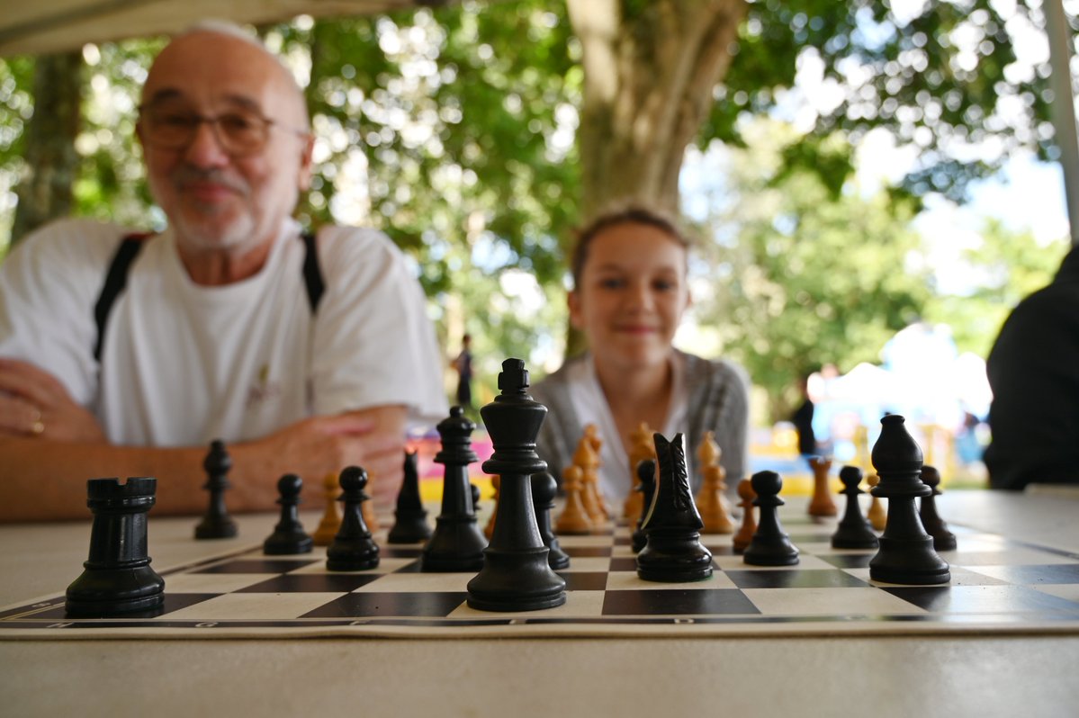 villesmso91's tweet photo. Le club d'#échecs propose à tous ceux qui le souhaitent de s'initier et de jouer gratuitement, au Village Vacances dans la Vallée de l'Orge #saintmichelsurorge. L'association sera présente de 15h à 20h du lundi 27 au vendredi 31 juillet. https://t.co/Wk4zke5WxN