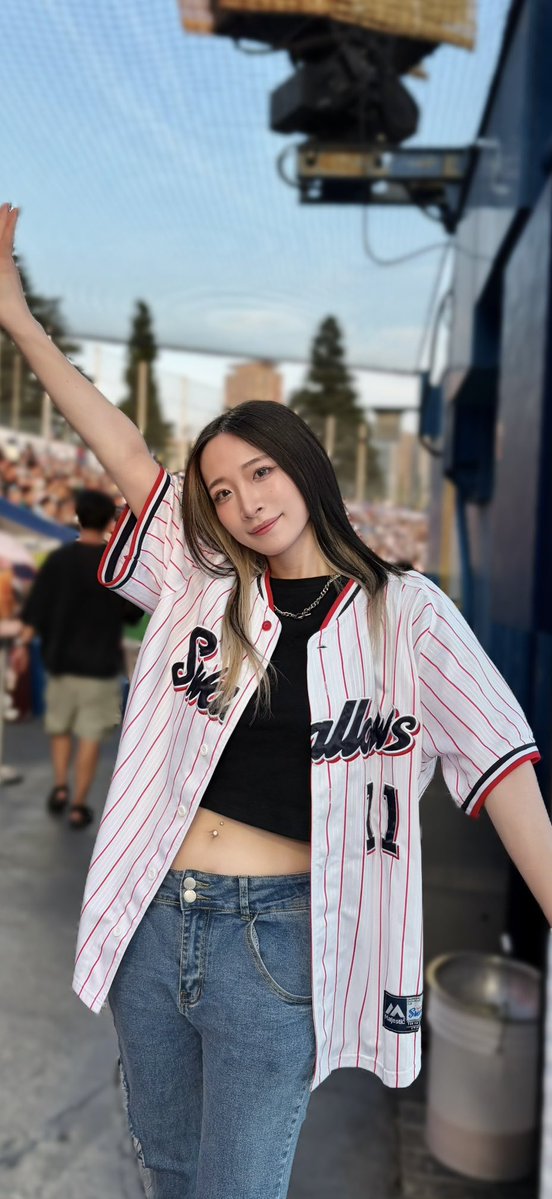 RocknRaceQueens's tweet photo. The Loveliest Prettiest Baseball fan in The World looks so cute and sexy in a Tokyo  Yakult Swallows shirt , showing off her fabulous figure and beautiful bellybutton.  Drummer for Hakumay 🥁
@sato_arisa_drum #TokyoSwallows #cute https://t.co/QdBoNj93tH