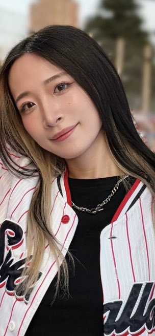 RocknRaceQueens's tweet photo. The Loveliest Prettiest Baseball fan in The World looks so cute and sexy in a Tokyo  Yakult Swallows shirt , showing off her fabulous figure and beautiful bellybutton.  Drummer for Hakumay 🥁
@sato_arisa_drum #TokyoSwallows #cute https://t.co/QdBoNj93tH