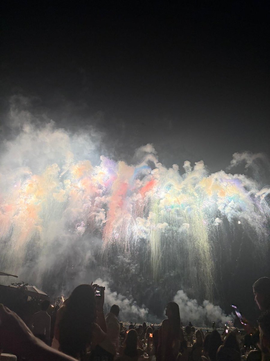 COLalexandre1's tweet photo. Hier soir, à Cannes, la Chine a offert un somptueux feu d’artifice dans le cadre du concours international pyrotechnique de la Croisette.

Un magnifique spectacle qui illustre parfaitement le rayonnement retrouvé de Cannes, sous l’impulsion de son maire, David Lisnard, qui a su rendre à la ville tout son lustre.

#Cannes #Croisette #Chine #Lisnard #ConcoursInternationalDeFeuxDArtifice