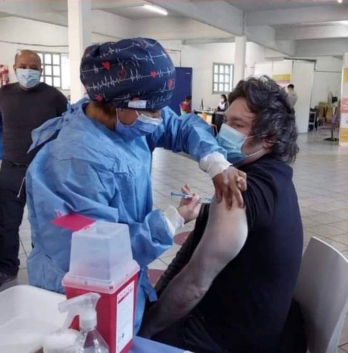 ResistenciaNoti's tweet photo. Milei puso a la Argentina entre los países con menor cobertura de vacunación en menores. Fuimos ejemplo y hoy damos pena. Pero bien que cuando era para cuidarse él fue y puso ese brazo blanquito y fofo para que lo pinchen. https://t.co/n73Lh8QURr