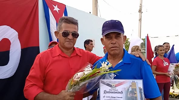 CNCTVGranma's tweet photo. Reafirman campechuelenses compromiso con el Partido y la Revolución Cubana.
Esta mañana jueves una representación del pueblo de Campechuela reafirmó su compromiso con el Partido Comunista de Cuba y con la defensa de la Revolución Cubana. https://t.co/kFK49G2270