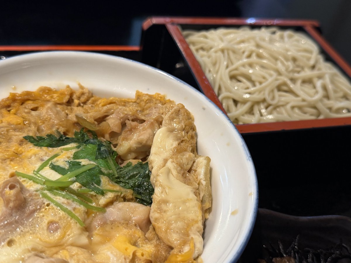 umaimonojiji's tweet photo. 今日はお仕事で袖ケ浦
昼飯は長浦のお蕎麦屋さん
みのりで
親子丼のセットをせいろで
蕎麦もうまいし、親子丼もうまい
これに漬物とひじきの小鉢までつく
最近は袖ケ浦来ると、ここばっかり
いつもおいしくごちそうさまです https://t.co/8erhj0qWsF