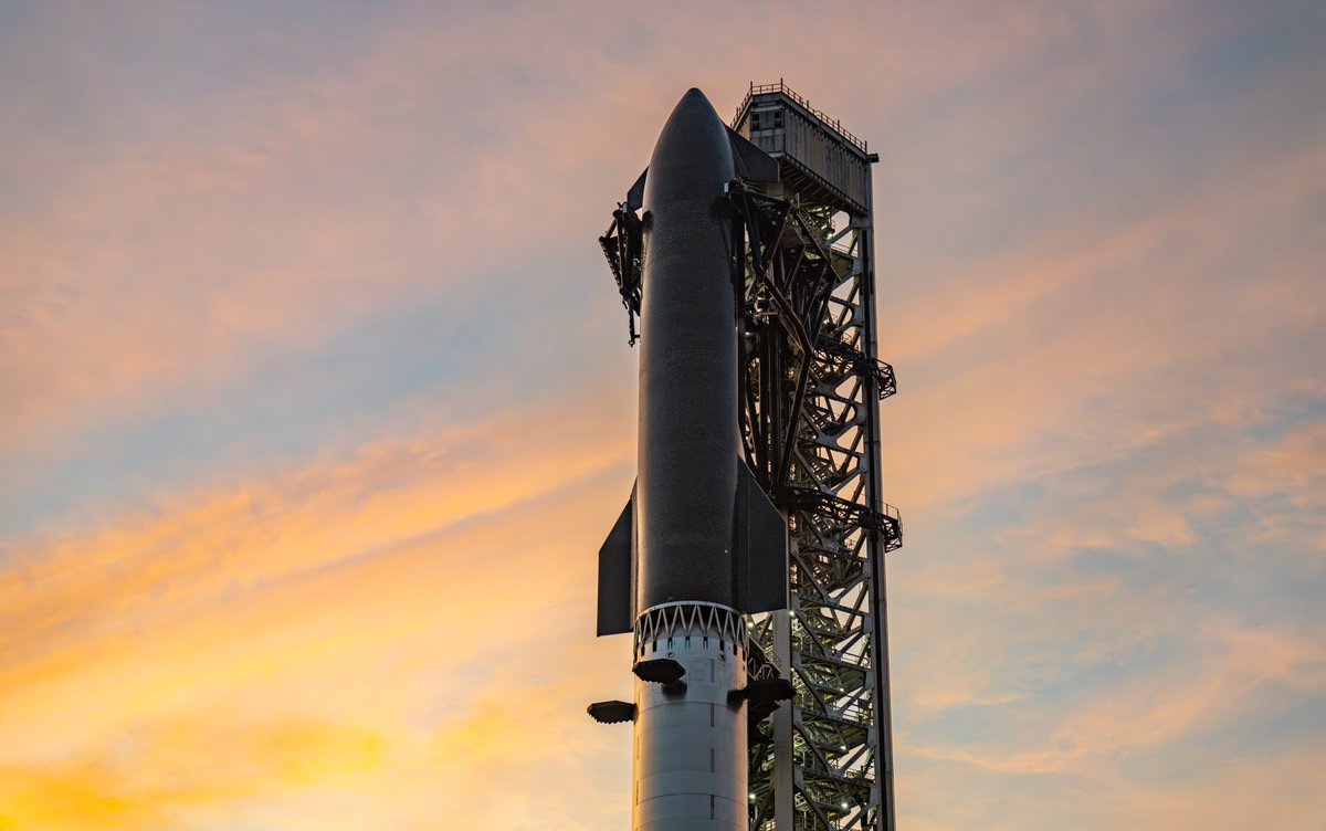 SpaceX's tweet photo. Sunset at Starbase with a fully stacked Starship https://t.co/ug9UFom38i