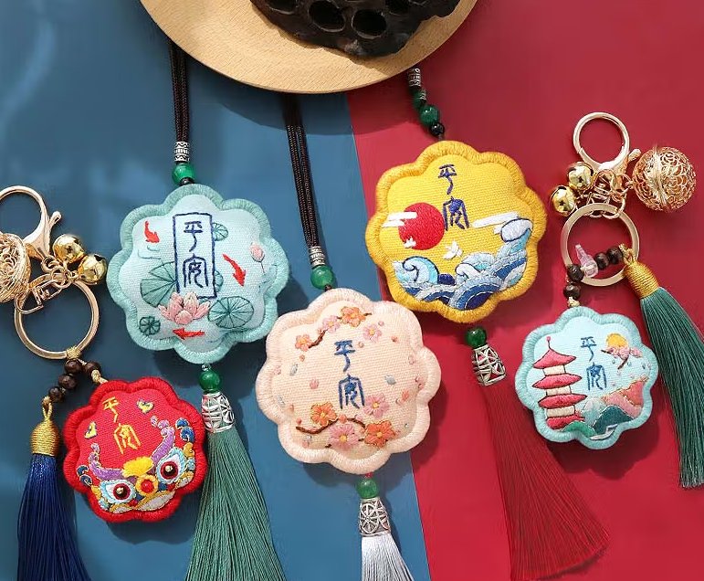 cbtwc45247756's tweet photo. Just finished a cute fabric cat keychain! Stitching and stuffing it took exactly 2 hours, and now it’s my go-to bag charm. Such a cozy little DIY win https://t.co/NLsJR9PL9X