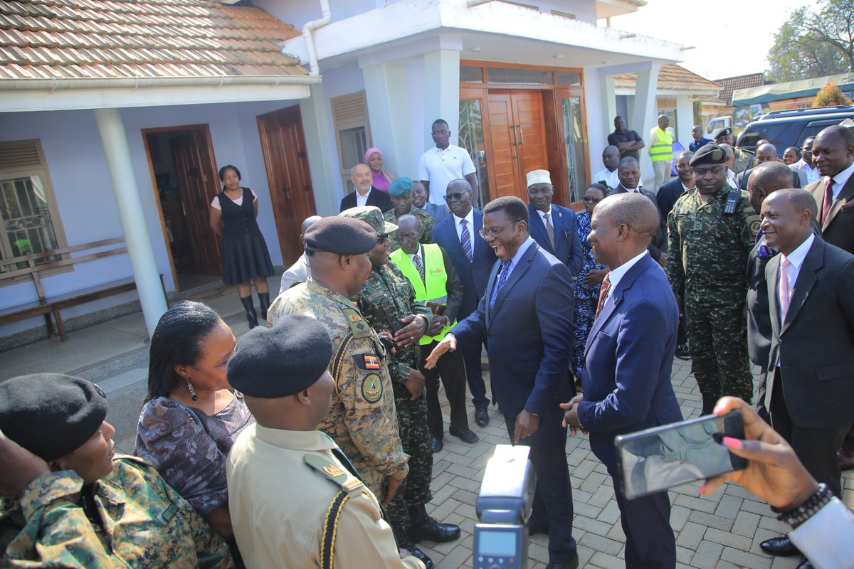BugandaKingdom_'s tweet photo. Katikkiro Charles Peter Mayiga atuuse ku kitebe ky’essaza Buddu okuggulawo mu bitongole omulimu gw’okuzimba ekisaawe ky’essaza ekinaatuumibwa “Kabaka Daudi Chwa EACOP Stadium”.

Owek. Mayiga agenda kutema evvuunike ng'ogumu ku mukolo ogutekeddwa okujaguza Amatikkira ga Ssaabasajja okw'omulundi ogwa  33.

Katikkiro awerekeddwako Omukubiriza w’Olukiiko lwa Buganda Oweek. Patrick Luwagga Mugumbule, ba Minisita; Oweek. Noah Kiyimba ne Oweek. Robert Sserwanga Ssaalongo. Baaniriziddwa Omwami w'essaza Buddu, Pookino Jude Muleke n'Abaami ba Kabaka abalala mu ssaza lino. #Amatikkira33