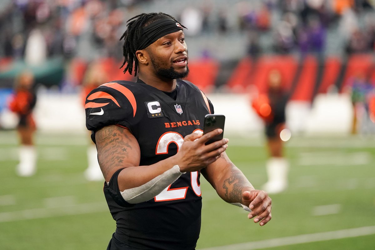 SleeperNFL: Joe Mixon told former teammates from the Bengals “his career is over”, per @AaronWilson_NFL https://t.co/V7uPZiYcjI