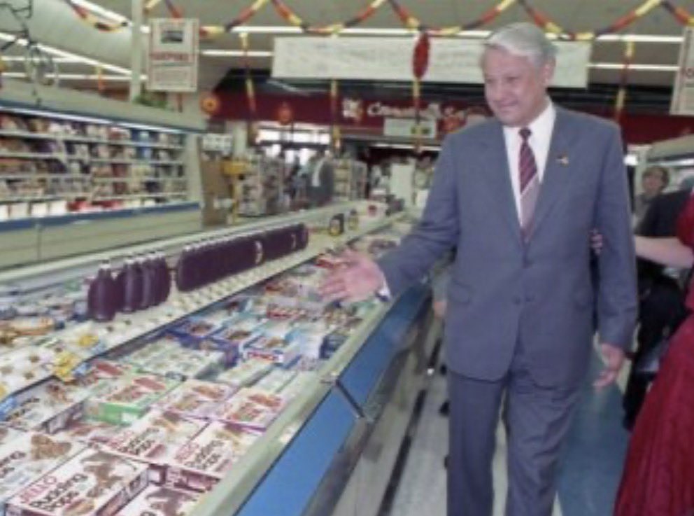 BrianRoemmele's tweet photo. Boris Yeltsin paying an unplanned visit to a grocery store in Houston in 1989, after a visit to the Johnson Flight Center.

He mentioned to his interpreter “Socialism will never bring this much abundance”.

We never listen. https://t.co/7YXIYrTM1U