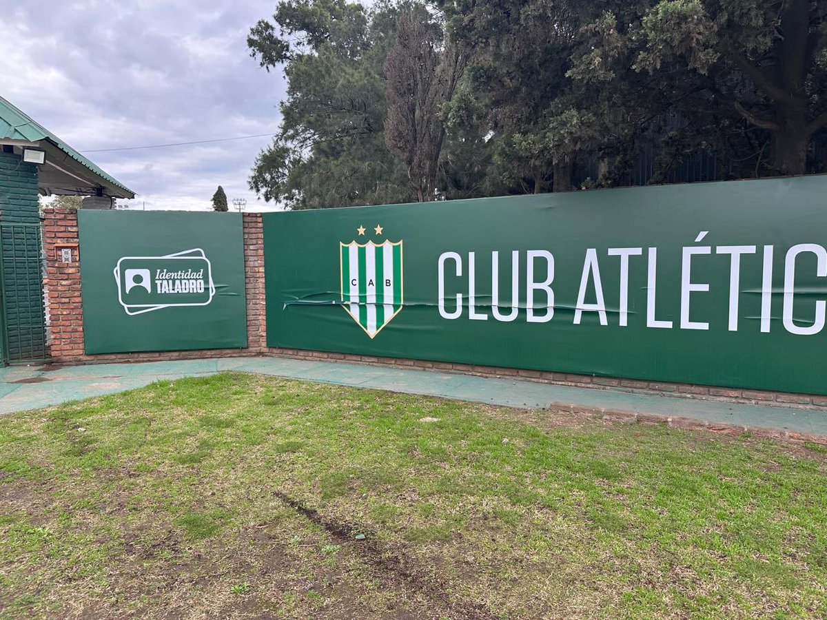 AhoraTaladro's tweet photo. Sacaron la seguridad del Predio y ya se ven los resultados: Rompieron la cartelería del ingreso 

Este miércoles la nueva cartería del ingreso del Predio amaneció vandalizada y por más que desde el club se haya querido instalar que Mariotto y su CD tienen una profunda preocupación por lo sucedido, lo que pasó no es más que el resultado del abandono constante que tiene #Banfield. 

Hace unas semanas dimos la noticia de que el Predio ya no tenía seguridad privada y ahora se empiezan a ver los resultados. Pero hay más: es mentira que las cámaras de seguridad funcionen. No hay conectividad ni sistemas en el club. No funciona nada y quienes están en el día a día saben que es así. 

Si no es así, instamos al equipo de comunicación que así como subieron un posteo explicando lo sucedido y diciendo que tienen imágenes de las cámaras, que las suban, que las muestren, así todos los socios saben qué pasó. 

No hay que ver fantasmas: seguramente sea un hecho aislado ejecutado por algún transeúnte ajeno a Banfield. El tema es que no hay manera de comprobarlo. 

Banfield no tiene seguridad privada, no tiene estructura de seguridad institucional, no tiene cámaras y no tiene conectividad. Por más que nos quieran hacer creer lo contrario.