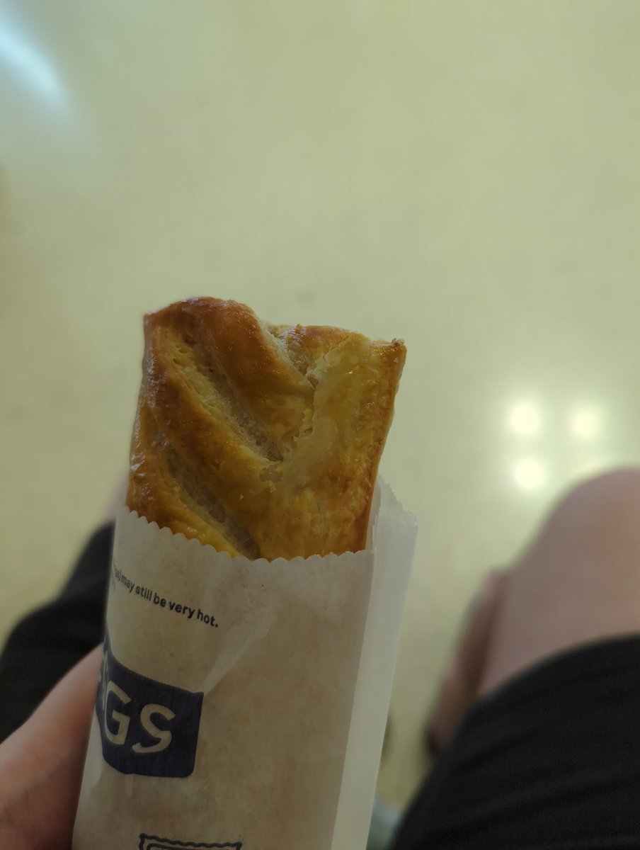 BasedBritannia's tweet photo. Greggs sausage roll https://t.co/XVeXOZ3CJ5