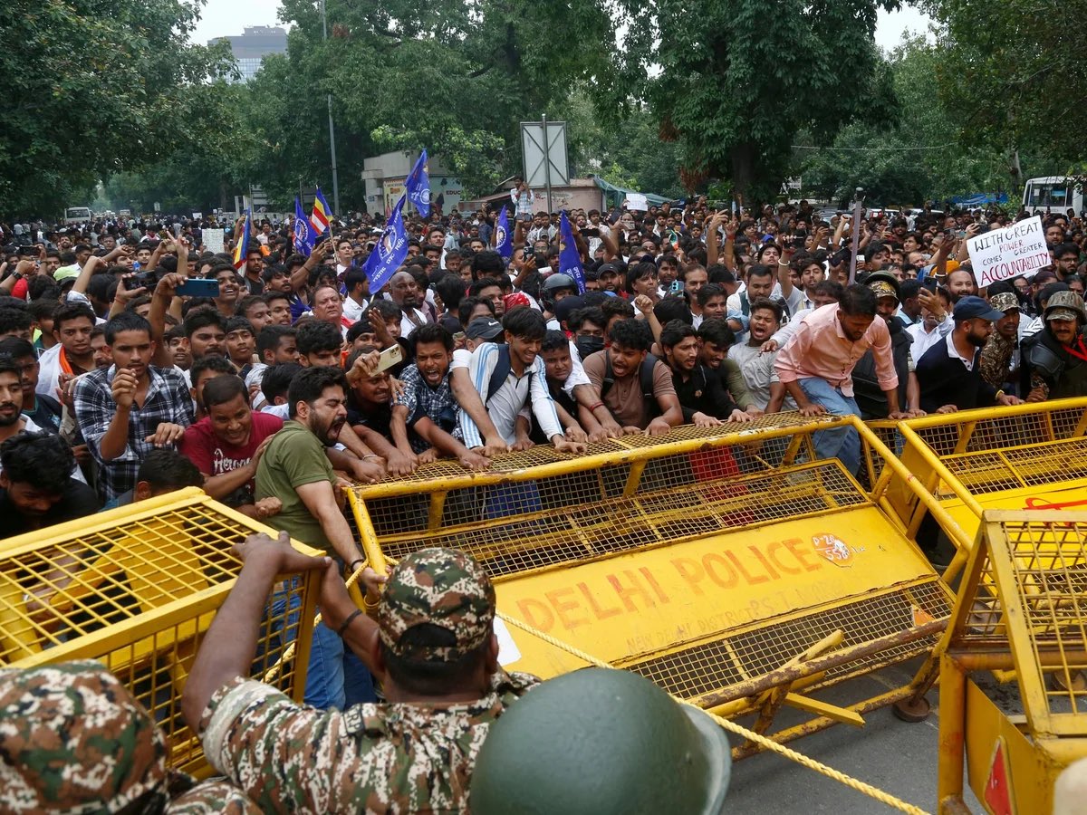 ArrushAdityadev's tweet photo. Tomorrow and day after tomorrow are highly sensitive astro dates. If you are participating in CJP Protest, participate at your own risk. 
High chances of a bigger clash tomorrow and day after tomorrow 

#cjp #jantarmantar #astrology #cockroachjantaparty #neet https://t.co/6Uq8sxT35B