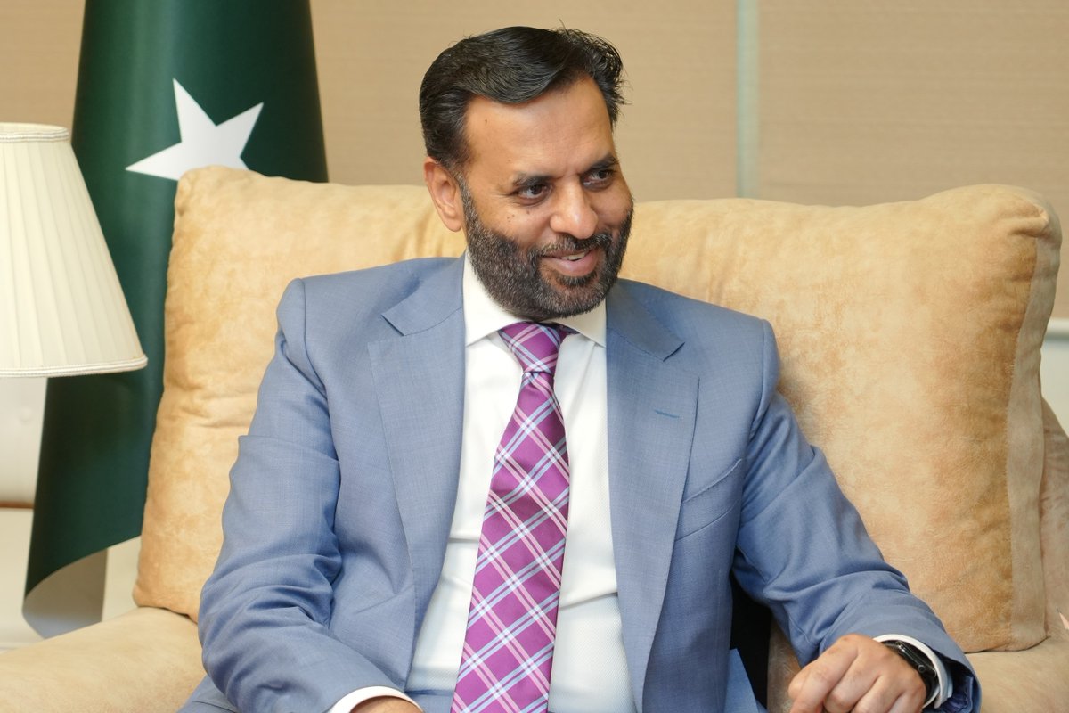 KamalMQM's tweet photo. وفاقی وزیرِ صحت سید مصطفیٰ کمال سے اقوامِ متحدہ کے ادارہ برائے پراجیکٹ سروسز (UNOPS) کے وفد نے ملاقات کی۔ ملاقات کے دوران صحت کے شعبے میں جاری تعاون، بنیادی ڈھانچے کی بہتری، طبی سہولیات کی فراہمی، جدید آلات کی دستیابی اور مستقبل کے مشترکہ منصوبوں کے حوالے سے تفصیلی تبادلہ خیال کیا گیا۔

وفاقی وزیرِ صحت نے صحت کے نظام کو مزید مضبوط بنانے میں UNOPS کے تعاون کو سراہتے ہوئے کہا کہ حکومت عوام کو معیاری اور جدید طبی سہولیات کی فراہمی کے لیے بین الاقوامی شراکت داروں کے ساتھ مؤثر تعاون جاری رکھے گی۔ UNOPS کے وفد نے پاکستان کے صحت کے شعبے کی ترقی کے لیے ہر ممکن تعاون اور تکنیکی معاونت جاری رکھنے کے عزم کا اظہار کیا۔

#MustafaKamal #HealthMinister #UNOPS #HealthPartnerships #ModernHealthcare #GlobalHealth #Pakistan

@WHO @UNICEF @Gavi @GatesFoundation @GovtofPakistan