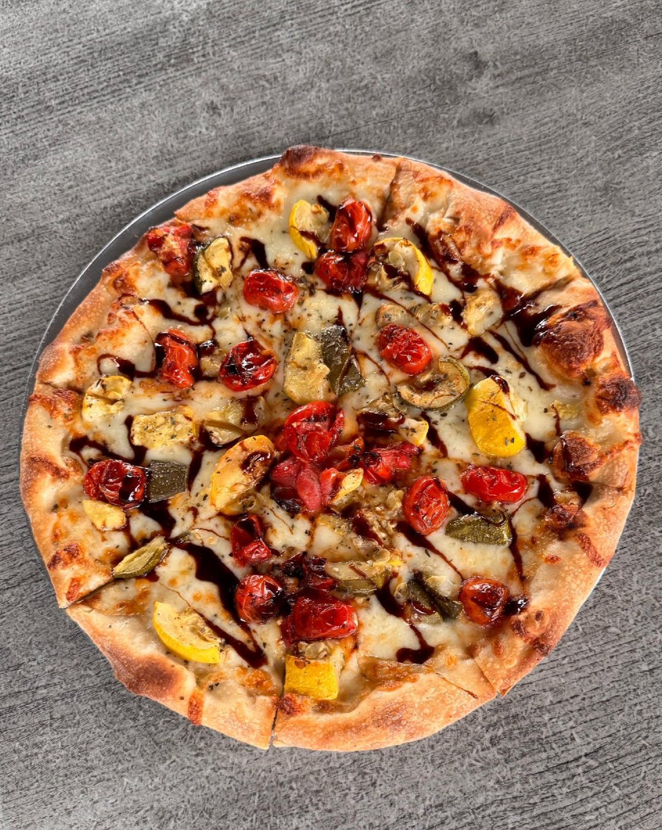 PinPizza's tweet photo. Our Oven-Roasted Summer Vegetable Pizza features mozzarella on a white pizza, topped with oven-roasted zucchini, squash, tomatoes, and fresh garlic, finished with a drizzle of balsamic reduction. 😋

#PizzaSpecial #Pinocchios #MediaPA #DelcoPA #Pizzeria #PizzaRestaurant https://t.co/uCu5p3e0lx