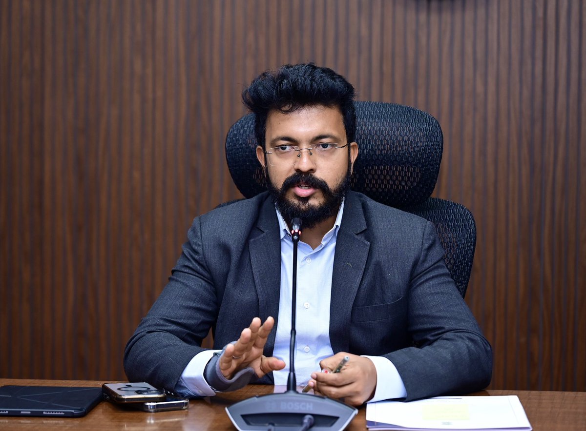 CollectorGuntur's tweet photo. సి.ఆర్.డి.ఏ రెండో విడత భూ సమీకరణ ప్రక్రియను నిర్ణీత గడువులో పూర్తి చేసేలా అధికారులు సమన్వయంతో పనిచేసి, వారం రోజుల్లో గణనీయమైన పురోగతి సాధించాలని జిల్లా కలెక్టర్ సి.యం.సాయికాంత్ వర్మ గారు ఆదేశించారు.కలెక్టర్ కార్యాలయంలో నిర్వహించిన సమీక్ష సమావేశంలో కలెక్టర్ గారు మాట్లాడుతూ, భూ సమీకరణకు సంబంధించి రైతులకు స్పష్టమైన అవగాహన కల్పించి వారి సందేహాలను నివృత్తి చేయాలని సూచించారు. ముఖ్యంగా పెద్దపరిమి, హరిశ్చంద్రాపురం, వడ్డమాను గ్రామాల్లో అవగాహన కార్యక్రమాలను వేగవంతం చేయాలని తెలిపారు. భూ సమీకరణ కోసం నియమించిన సర్వేయర్లు వెంటనే విధుల్లో చేరి ప్రక్రియను వేగంగా ముందుకు తీసుకెళ్లాలని ఆదేశించారు.

రికార్డుల్లో నమోదైన భూమి వివరాలు, భౌతికంగా ఉన్న భూమి వివరాలు సరిపోలిన సందర్భాల్లోనే భూ సమీకరణ చేపట్టాలని కలెక్టర్ గారు స్పష్టం చేశారు. ప్రభుత్వ రికార్డుల్లో నమోదైన విస్తీర్ణం కంటే అధిక భూమిని ఎవరూ క్లెయిమ్ చేయలేరని, రైతులు తమ పత్రాల్లో ఉన్న భూమినే చూపించాలని సూచించారు. సమావేశంలో సి.ఆర్.డి.ఏ అదనపు కమిషనర్ కొల్లాబత్తుల కార్తీక్ గారు భూ సమీకరణ పురోగతిని వివరించగా, జాయింట్ కలెక్టర్ అశుతోష్ శ్రీవాస్తవ గారు, జిల్లా రెవెన్యూ అధికారి ఎన్.ఎస్.కె. ఖాజావలి గారు, రెవెన్యూ డివిజనల్ అధికారులు, తహసీల్దార్లు తదితరులు పాల్గొన్నారు.
#CRDA #LandPooling #Awareness #CollectorGuntur #GunturUpdates