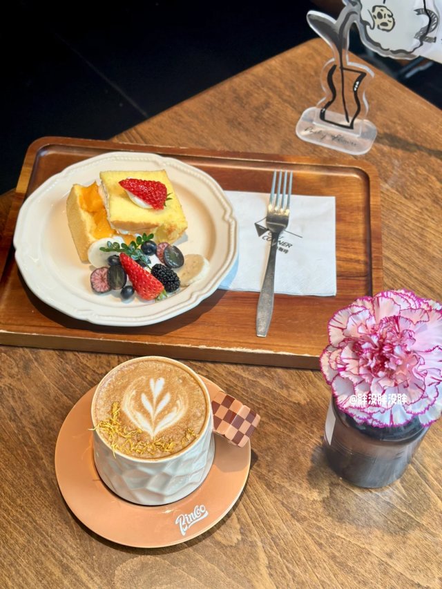 RPapusa's tweet photo. [Street corner sun glow, random passersby laughing with coffee, small moments that make the day warm ]， https://t.co/HiVX6wh4Op