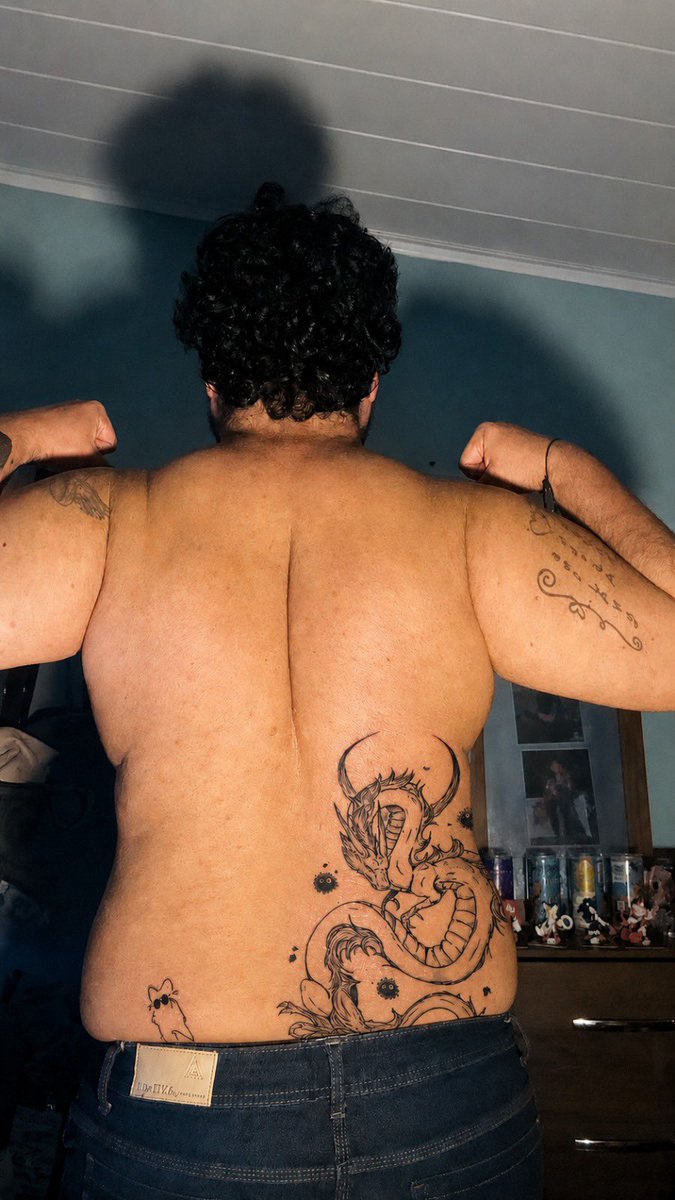 Aleskinhoo's tweet photo. Preciso tatuar mais as costas veyr, sla acho vazio, tenho muitas costas para isso kkk https://t.co/81sfoqv8fI