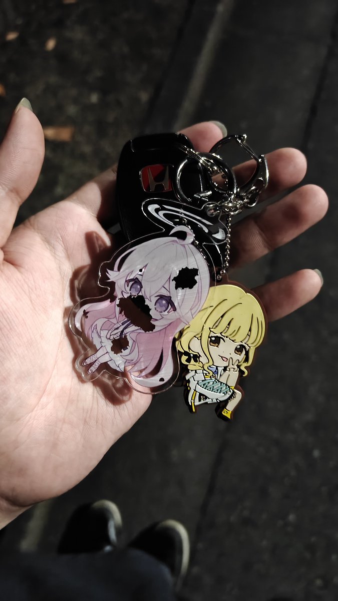 teru_1238_VR's tweet photo. ソラハちゃんアクキー車の鍵につけてたら無惨な姿になって涙 https://t.co/nJ3IhTmXRh