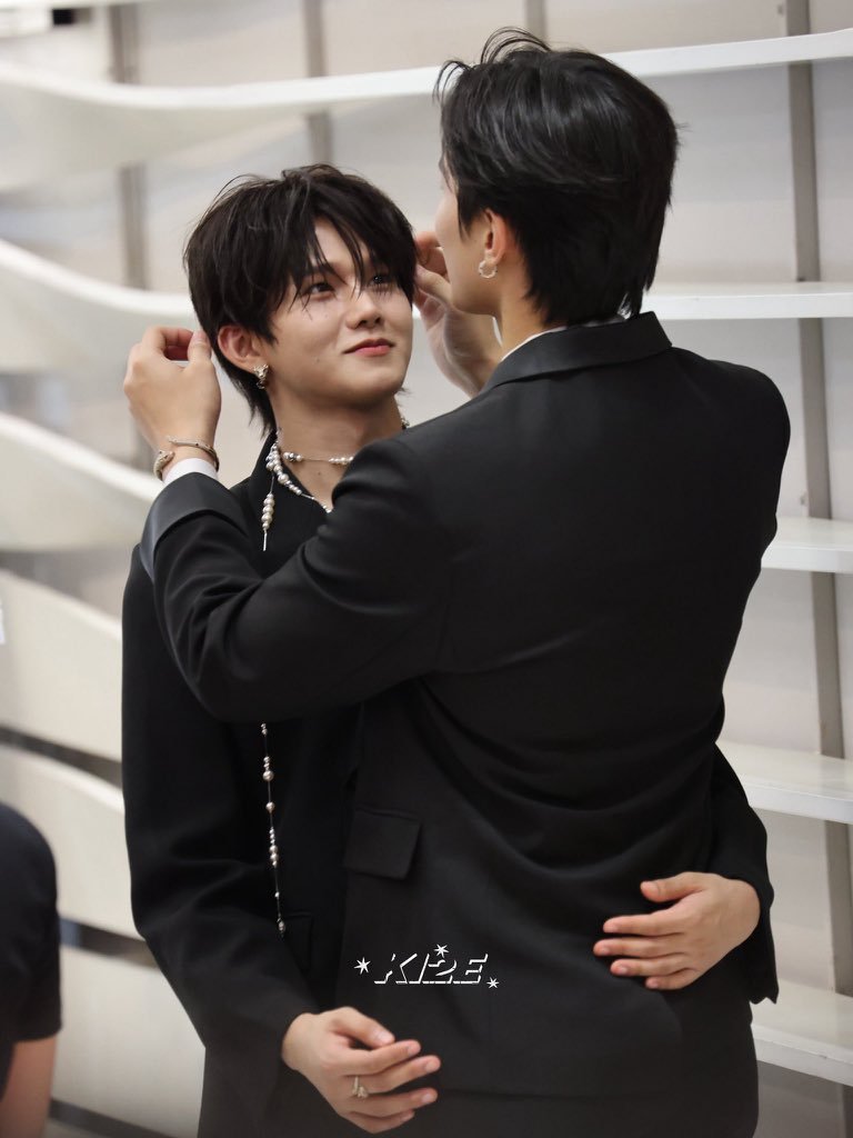 Zhaosdoll's tweet photo. He is really looking at him as if he is his whole world

TOPTAPMINLEE AT Y AWARDS 2025

#YAwards2025xToptapMinlee

#ToptapMinlee https://t.co/ig8A0QN6T1