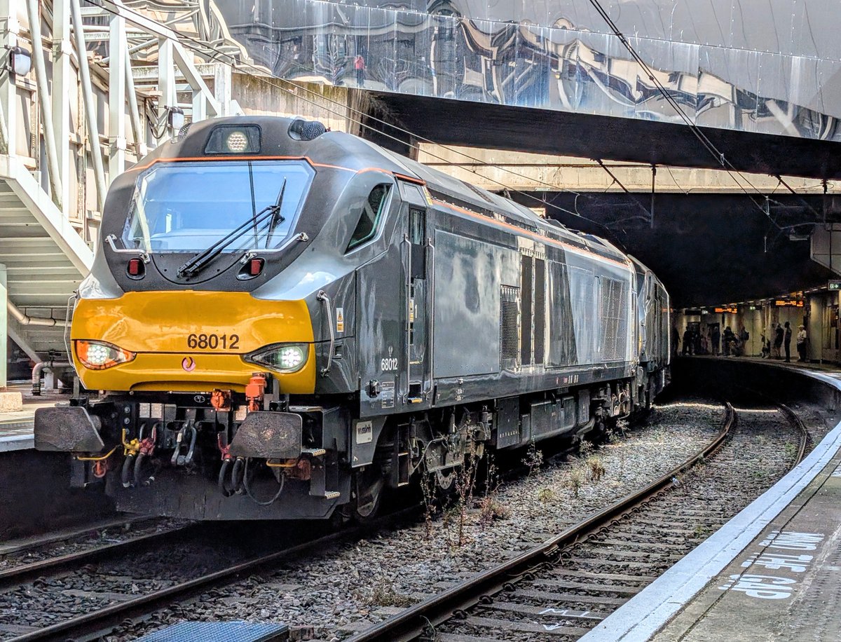 DownOnTheStour's tweet photo. The Grey Cats Reappear 👀
68012 drags 014 & 015 through New Street from Eastleigh back to DRS Crewe Gresty Lane. I wonder if they've found a user for them 🤔
#DOTS #trainphotography #railwayphotography #class68 #chilternrailway #hellfire https://t.co/6gqiIoPa60