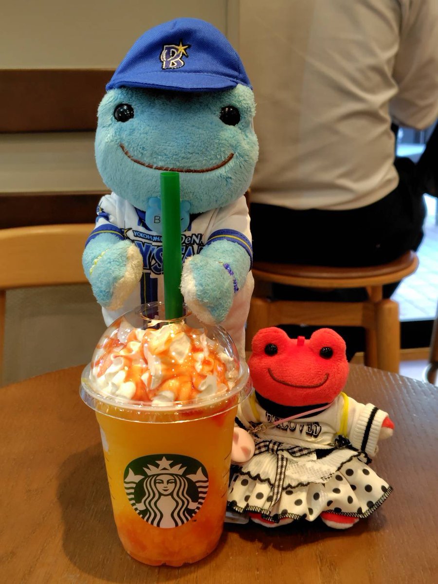 Rabbit_MooN_7's tweet photo. 2026年7月22日(水)

#ぎゅぎゅっとオレンジアンドマンゴーフラペチーノ 

うっまっ❣️🐸

紅羽も🐸💦

#スタバ好きなかえるのピクルスですが何か❔ 
#スタバのBAYちゃん
#かえるのピクルス 
#スターバックスコーヒー横浜元町店 https://t.co/I8J1ws3cn3