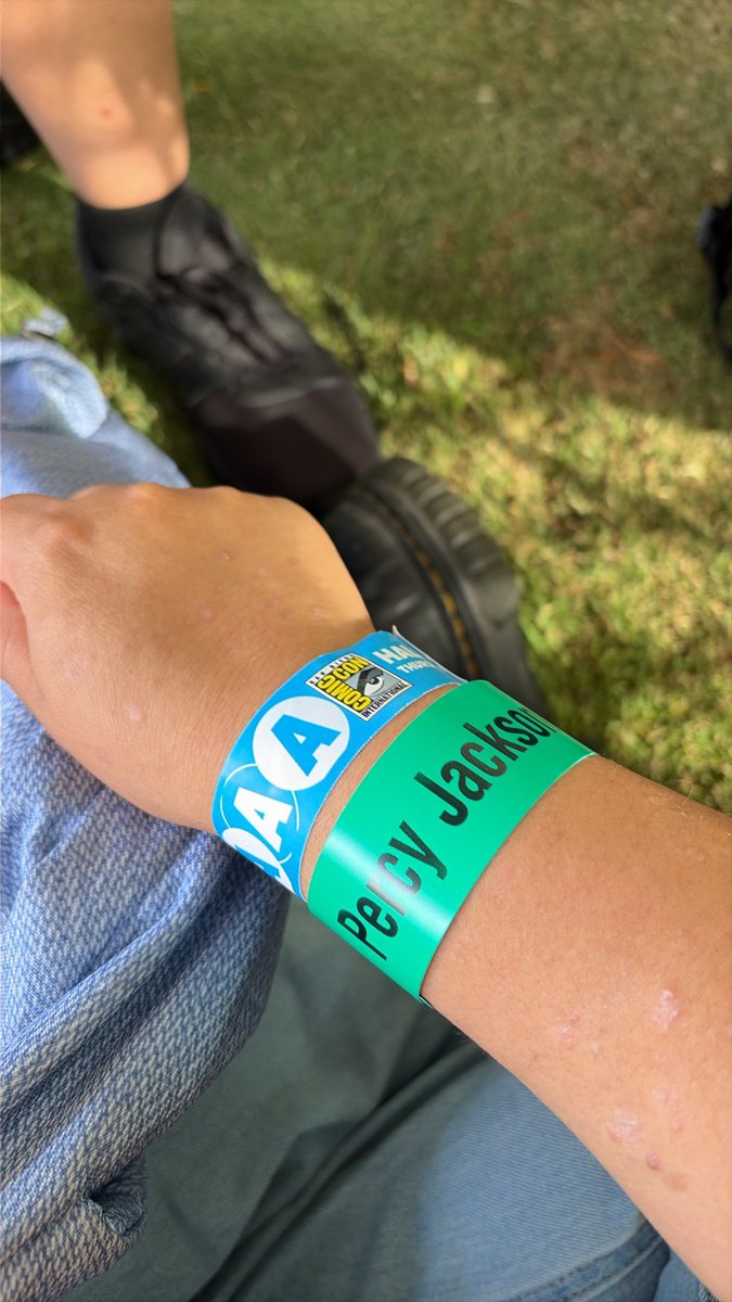 Lanie2102's tweet photo. waiting in line for the sdcc percy jackson panel and then heading to the percy jackson autograph session 😋 https://t.co/JHX6wrUFaI
