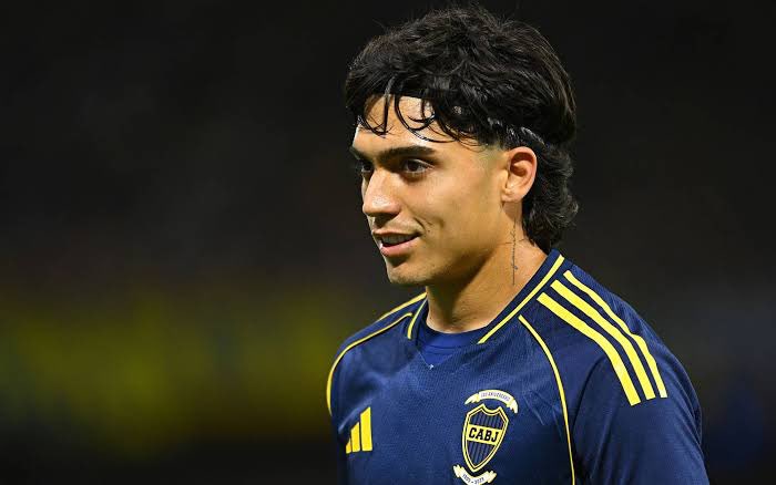 FabrizioRomano's tweet photo. 🚨🇦🇷 Napoli have verbal agreement in place with Exequiel Zeballos on personal terms, as reported.

“He’s a very good winger. If they [Boca and player] wait for our timing, we are gonna sign Zeballos. Otherwise, no problem”, Napoli director Manna says. https://t.co/J8OIoe37uP