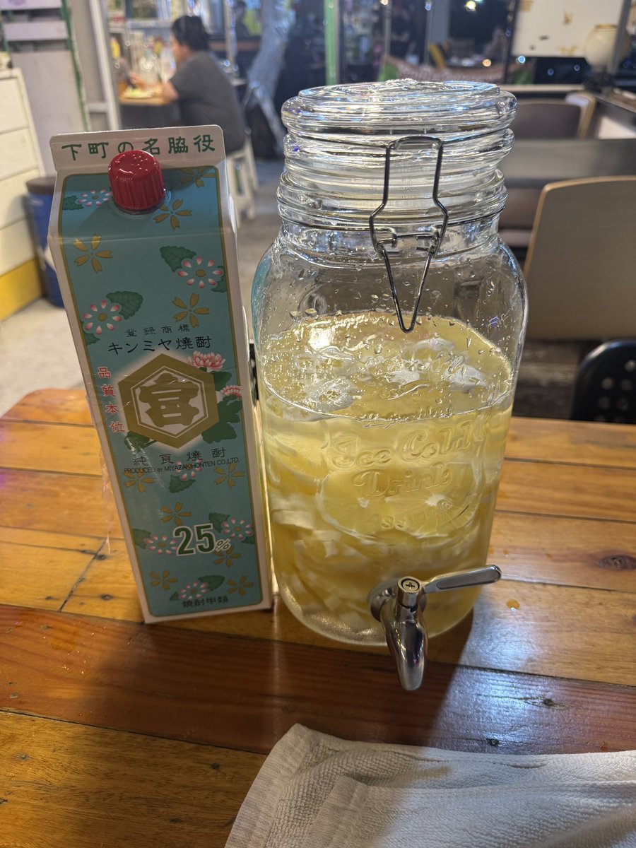 cebutaisho's tweet photo. 名古屋とセブでバズった
自家製レモンサワー🍋
レモンの白皮は苦くなっちゃうんで丁寧に剥き剥き🔪頑張って仕込みました
#シラチャ横丁 https://t.co/dxJjx0Himo