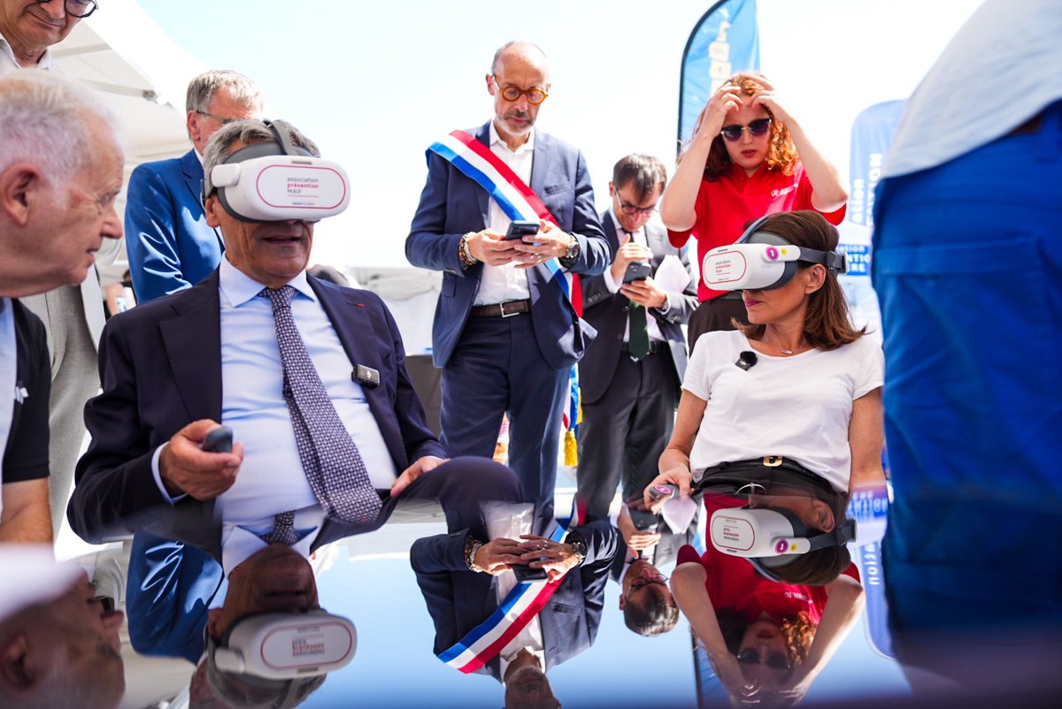 paysdelaloire's tweet photo. ➡️ Aux côtés de @SergePapin_rf, ministre des PME, du Commerce, de l’Artisanat et du Tourisme, @C_MORANCAIS rencontre celles et ceux qui veillent à la sécurité des plages. 
Un moment d'échanges privilégié avec ces nageurs-sauveteurs et policiers municipaux, qui permet de mieux cerner leurs métiers et l'importance de leur rôle sur notre littoral.
#RencontresMorançais