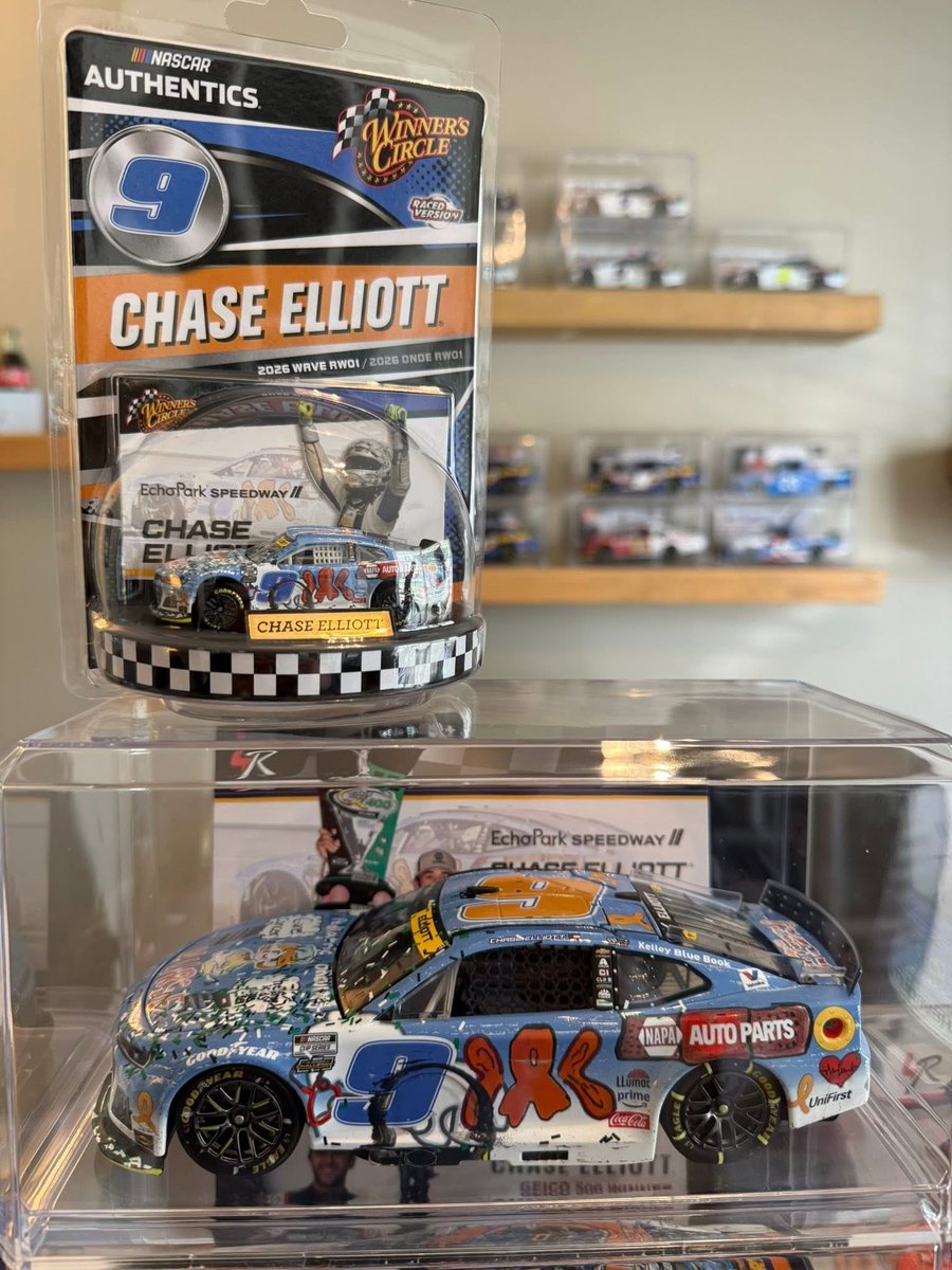 AndrewOGara11's tweet photo. Finally was able to pick up the Clash Winners Circle to complete the Elliott set 

Now the bigs all have their @Lionel_Racing little https://t.co/qXTtULNwjY