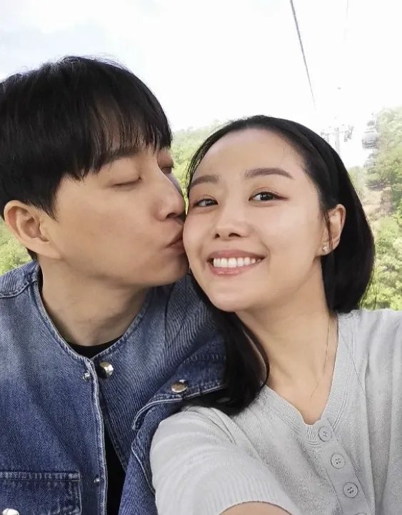 k_dramaindo_'s tweet photo. YouTuber #ParkWe mengungkapkan momen ketika ia berdiri tegak untuk pertama kalinya dalam 10 tahun dengan bantuan alat rehabilitasi.

Istrinya, #SongJieun, berada di sisinya, memasangkan alat bantu berdiri dan menyesuaikan posturnya.

Park Wi mengalami kecelakaan jatuh saat perayaan keberhasilan kerja pada tahun 2013. Meskipun didiagnosis menderita quadriplegia, ia telah memulihkan sebagian besar fungsi tubuh bagian atasnya melalui rehabilitasi yang konsisten.

Saat ini #ParkWe mengelola saluran YouTube 'Wiracle' yang memiliki 1,01 juta pelanggan. 

Ia juga secara konsisten menghasilkan konten yang mengurangi batasan antara orang-orang dengan dan tanpa disabilitas.

Langgeng terus buat couple ini 🥰

https://t.co/daaZKHBZ5Y