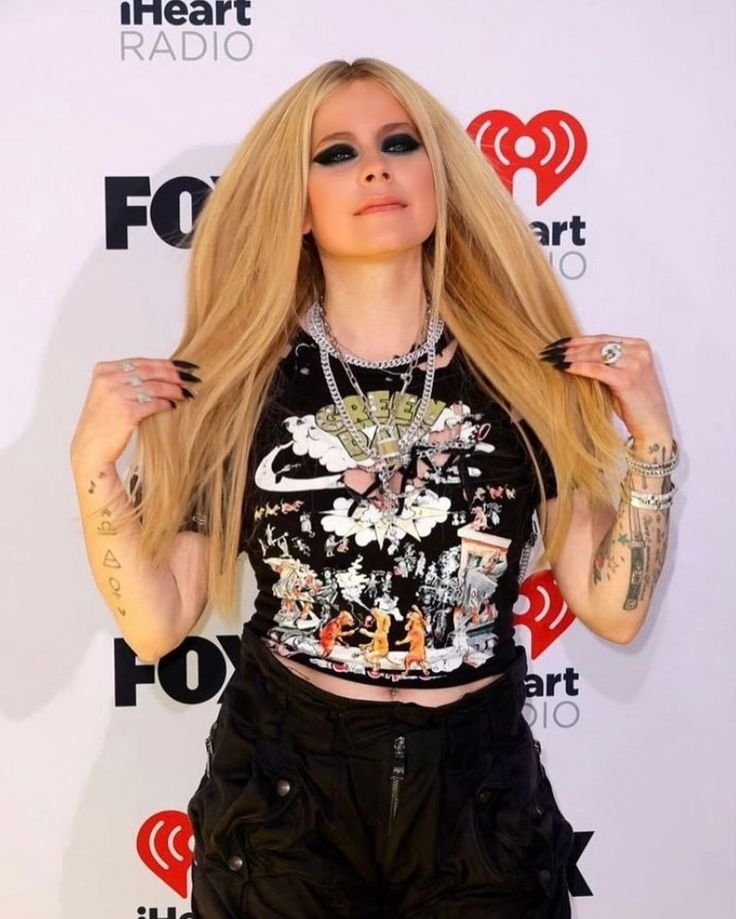 Joshuapieus's tweet photo. Avril lavigne Serving rockstar energy with effortless style. ๐คโจ #AvrilLavigne #RockChic # https://t.co/k1JxdhIl6J