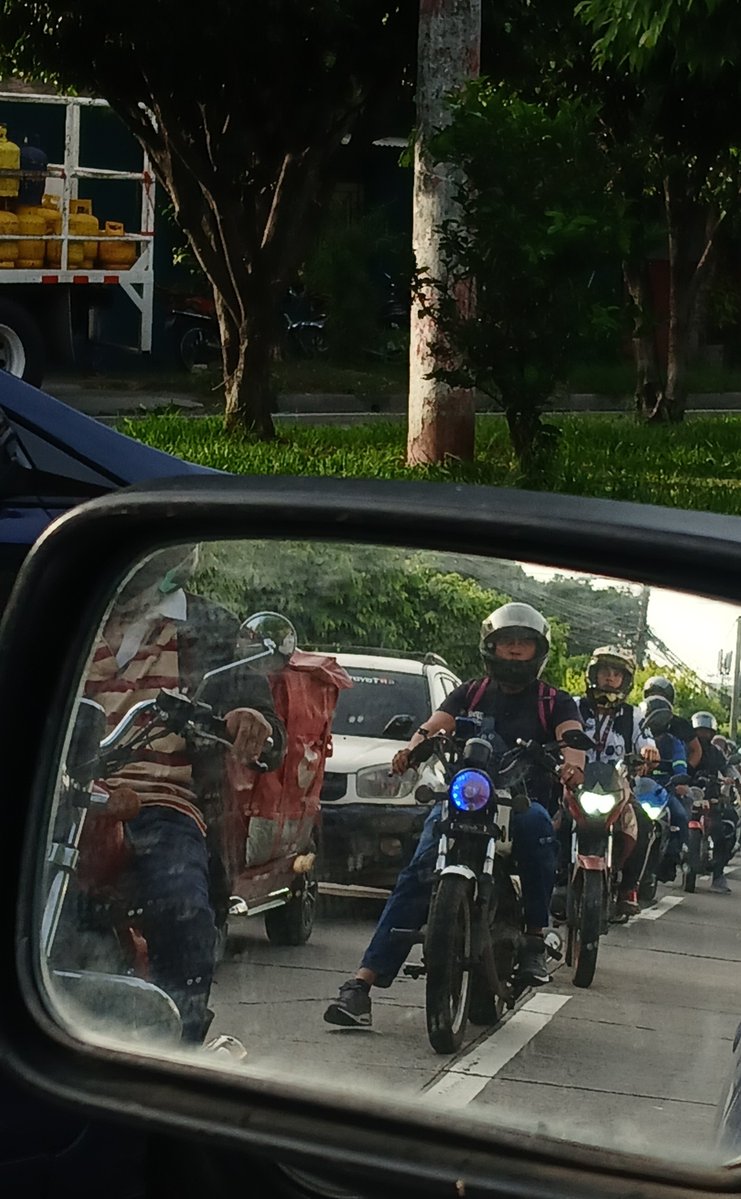 consejero01's tweet photo. No es posible que nadie en el @VMTElSalvador no entienda el riesgo que permitir esto significa, para ellos y para los carros, esto es un sinsentido abyecto. https://t.co/MnW0jE7ZvB
