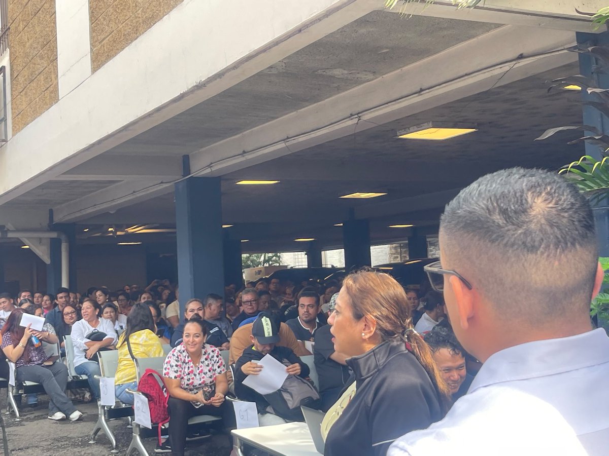 RolandoCastroSv's tweet photo. Este día se está iniciando con el proceso de indemnización para los ex trabajadores del Hospital Rosales.

Todo esto se está desarrollando en las instalaciones del Ministerio de Salud.

Se les solventará absolutamente a todos y sus montos a indemnizar serán apegados a la ley.

La instrucción del Presidente @nayibbukele ha sido clara.

Debemos solventar todo en base a la ley y sin ninguna estigmatización para nadie.

Como Ministerio de Trabajo estamos trabajando de forma coordinada con el Ministerio de Salud a fin de solventar a todos.