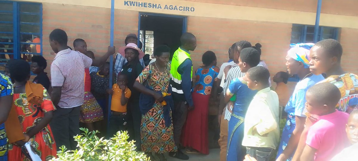 RNgororero's tweet photo. Urubyiruko rw' Abakorerabushake ba @NgororeroDistr mugufasha mu gikorwa cyo gufotora abaturage irangamuntu koranabuhanga ni igikorwa cyatangiye mu karere kacu .
"Umuturage wese agire irangamuntu Koranabuhanga"  @RwandaWest @NidaRwanda https://t.co/qAf5VQChVt