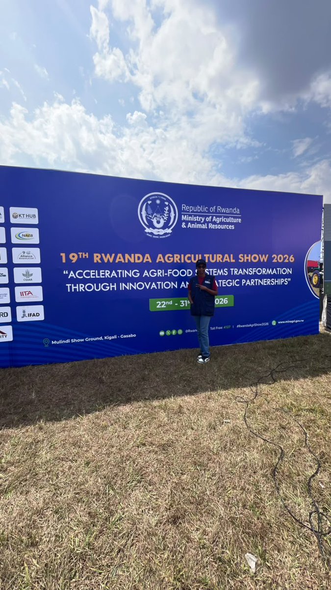 rdi_org's tweet photo. 22nd-31st /07/26 at the 19th Rwanda Agri-Show in Mulindi, RDI &amp; EUCORD highlighted the impact of the 🇪🇺-funded #KUNGAHARA project! 🌾
🌻 Big milestone: Pure, organic extra-virgin sunflower oil (ibihwagari) from our farmers is now on the market!
📍 Visit our stand &amp; pick up yrs https://t.co/IuiX3jqwuT