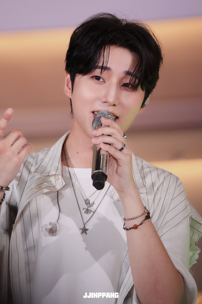 My__sungjin's tweet photo. 260723 영등포 버스킹

#데이식스 #영케이
#Day6 #Youngk https://t.co/1vagcdfUy1