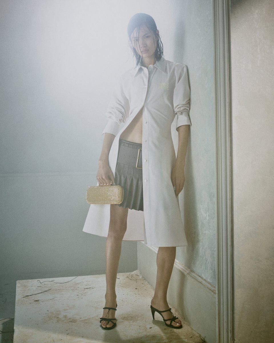 McQueen's tweet photo. McQueen Autumn Winter 2026 Pre-collection – the Knuckle Long Clutch. Embellished with all-over gold crystals and finished with signature Knuckle hardware.

Discover more: https://t.co/9oW6QERbyM 

Photographer: Julien Martinez Leclerc 
DOP: Victor de Halleux
Art Director: SJ Todd 
Styling: Camille Bidault-Waddington 
Hair: Anthony Turner 
Makeup: Daniel Sallstrom
Nails: Ama Quashie 
Set Designer: Alice Kirkpatrick 
Production: Farago Projects 
Music: Caged Animal by LA Timpa