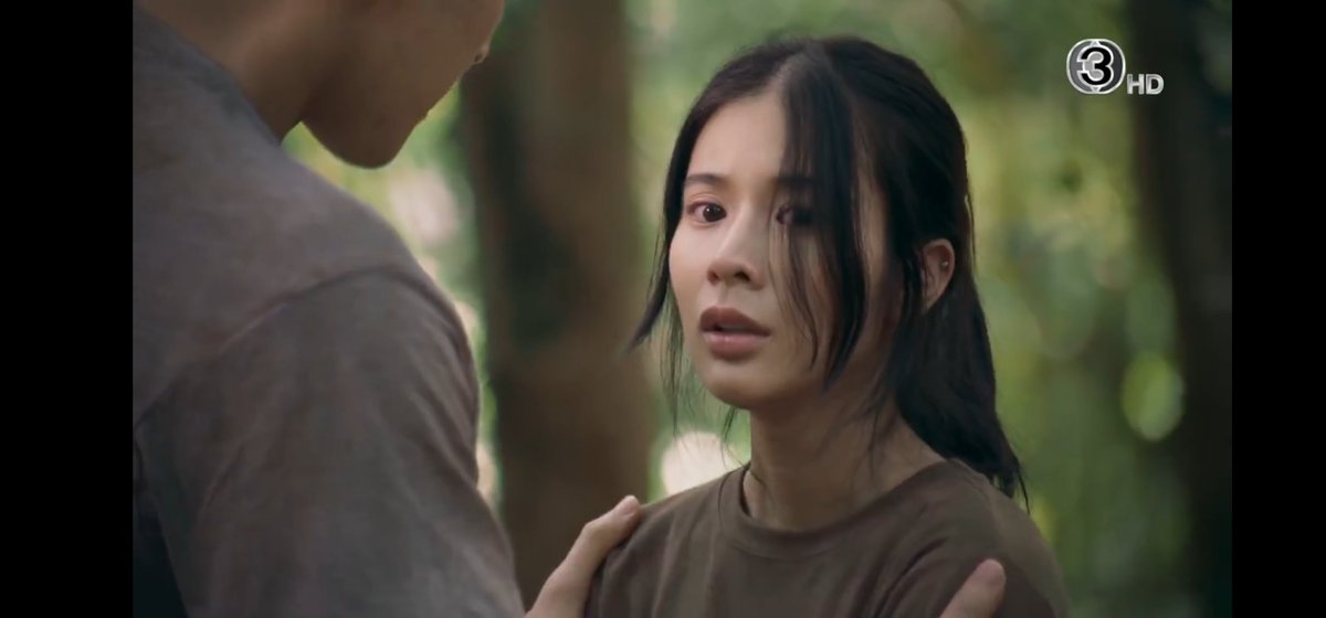 chap50606010's tweet photo. Ep นี้ชอบซีนนี้ที่บทให้ตัวละครเป็นมนุษย์ดี ครั้งแรกที่ฆ่าคน ถึงจะเป็นคนร้าย แต่ตัวละครช็อก ไม่ได้ดีใจที่ชนะหรือรอดชีวิต เก้าเล่นดีมาก ชอบตอนที่โก้ต้องมาดึงปืนแล้วพาออกไป ลึก ๆ แล้วตัวละครริสาคือไม่ได้อยากทำไม่ดีเลย 🥹

THE SCAMMER GAMES EP11
#เกมส์โกงเกมส์EP11 
#supassra_sp https://t.co/paG7dU2Ojh