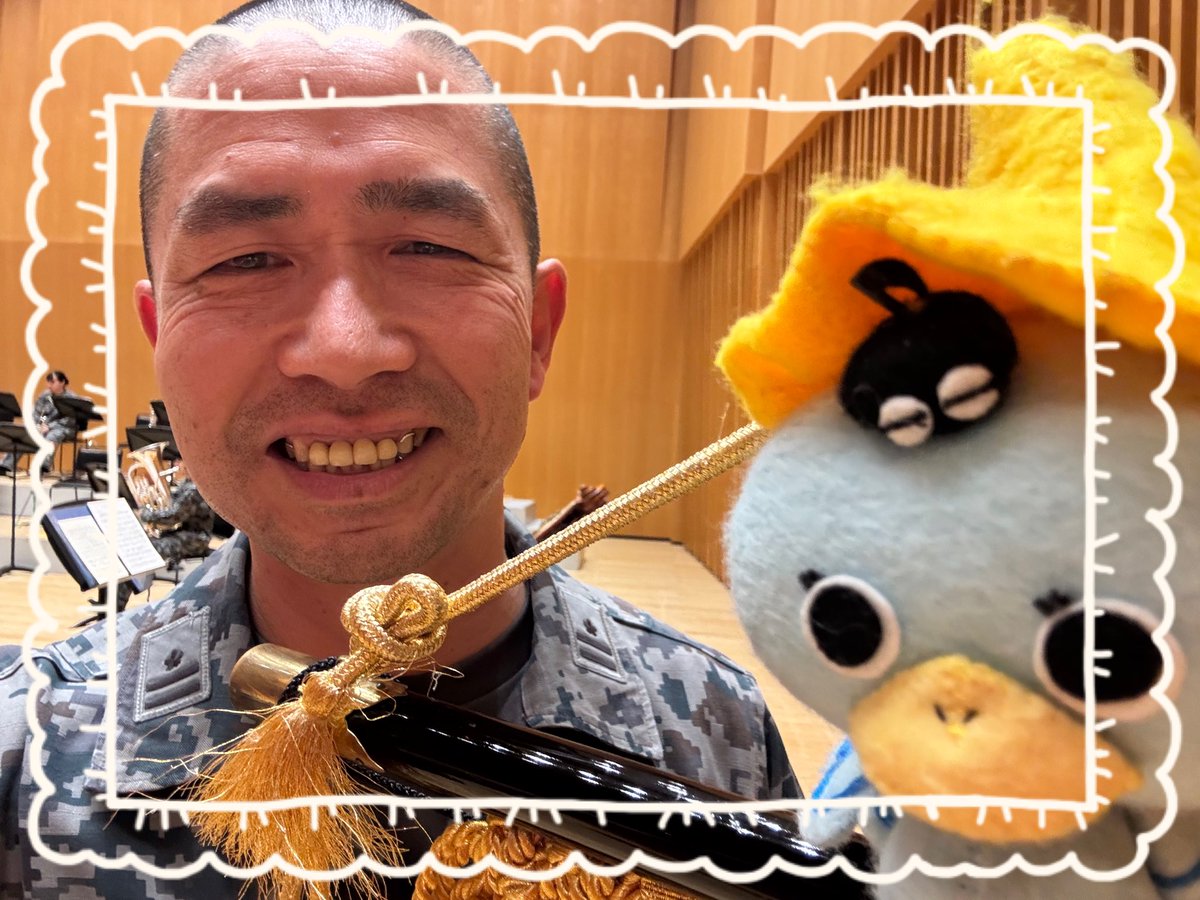 sizu535's tweet photo. 浜松基地内のファミリーマートで中空音のアイドル「ナカソラネ」ちゃんがプリントされたクッキーを含む基地のお土産が発売されました！早速ご挨拶に行き、ファミマの担当者さんの気付きから企画、プレゼン、今日の発売まで本当に大変だったと思います。彼女の情熱をメラメラと感じてまいりましたよ🍀 https://t.co/1Q3yscqFYL