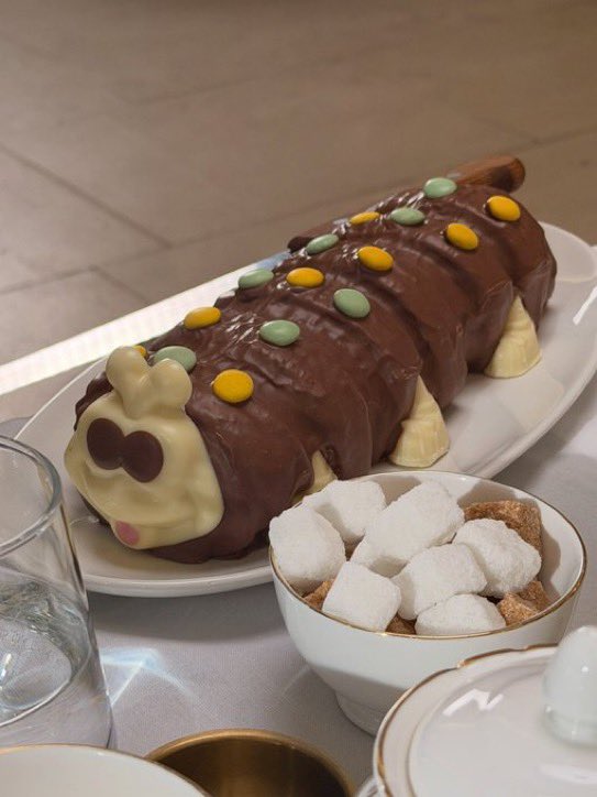 JUNG9795_'s tweet photo. 🗣️: “siapa yg mau bagian mukanya? (kepala caterpillar cake) itu bagian paling spesial”
🐹: “jungkook~ !!”
🐯: “jungkook, ayo!!” 
🐱: “mukanya jg mirip jungkook”
🐿️: “Jaaaykaaayyy~” 

yg kemaren nanyain mas mas keren jaket motor, jangan mau dia masi dede 😣😓 https://t.co/vDLGeWwItr