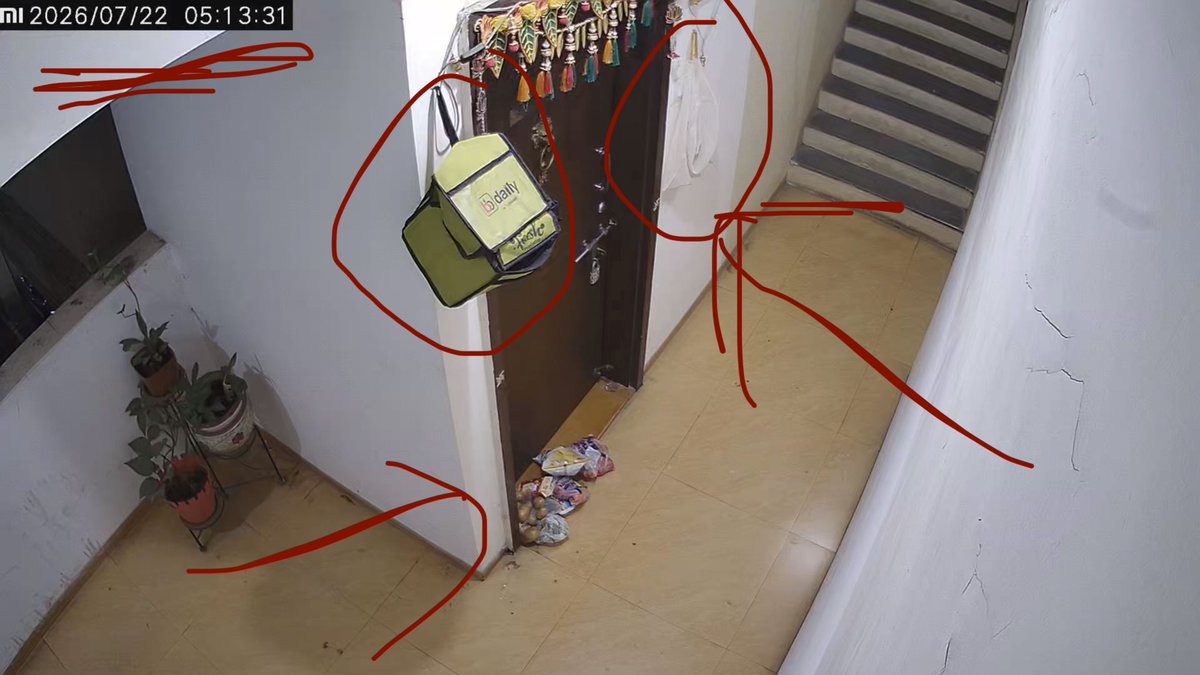 varundagar007's tweet photo. @Milkbasketin 
Hi, As advised in Ticket No:783002700605, I first hung a plain bag next to my old competitor’s bag, then removed it and kept only the plain bag. On both days, the delivery executive ignored the bag and left the groceries on the floor. https://t.co/bx2HDcRLvy