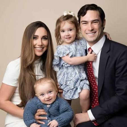 adxreeee's tweet photo. @MarstheIII @reddit_lies Half white Half black kids look Black, so they are perceived as black. Half Indian half white kids barely look Indian and as Indian culture is patrilineal, they are not Indian if father isn't.
Brandon's wife is also Indian. Vance's kids look more White than Jason Manzoukas https://t.co/sjlcyExyyx